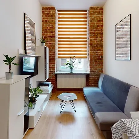 Apartament Komuny Paryskiej 62 *