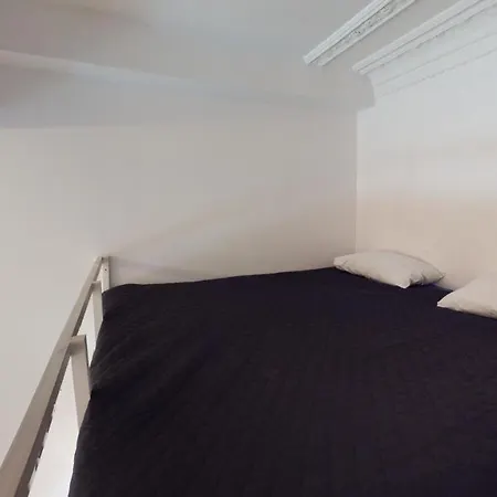 Apartament Komuny Paryskiej 62 *