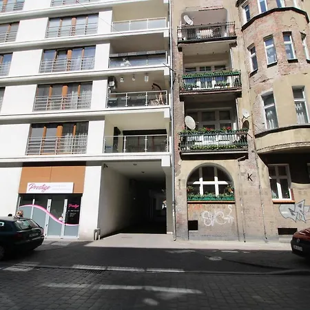 Apartament Komuny Paryskiej 62 *